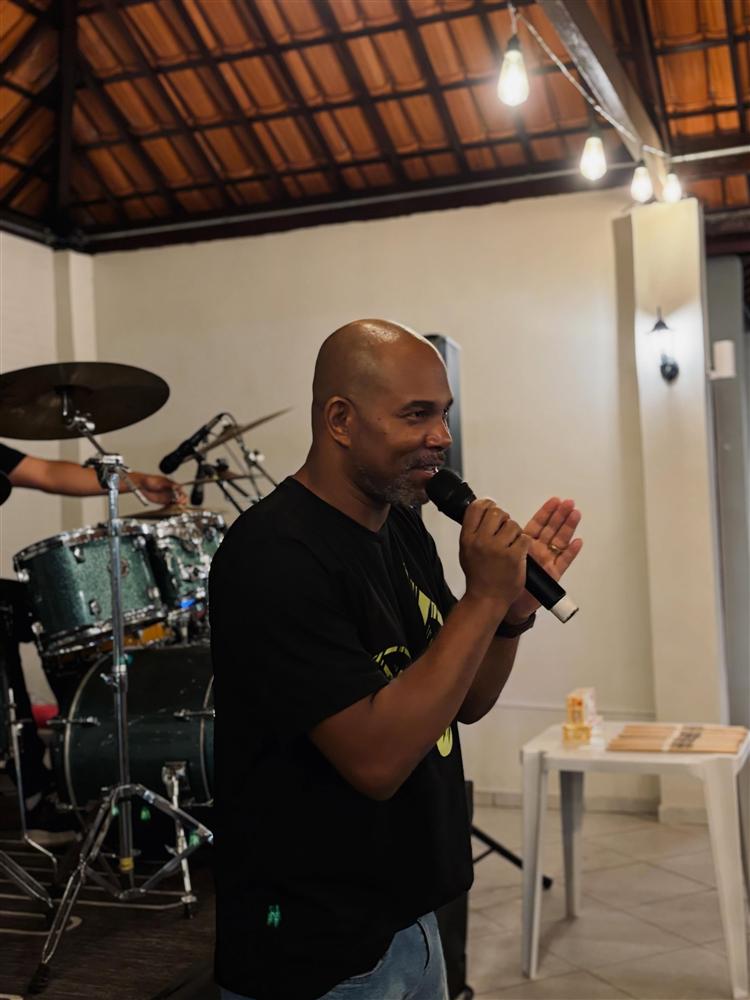 Professor cantando em apresentação