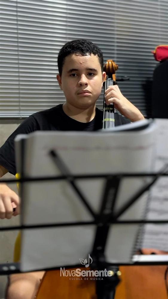 Aluno estudando violoncelo