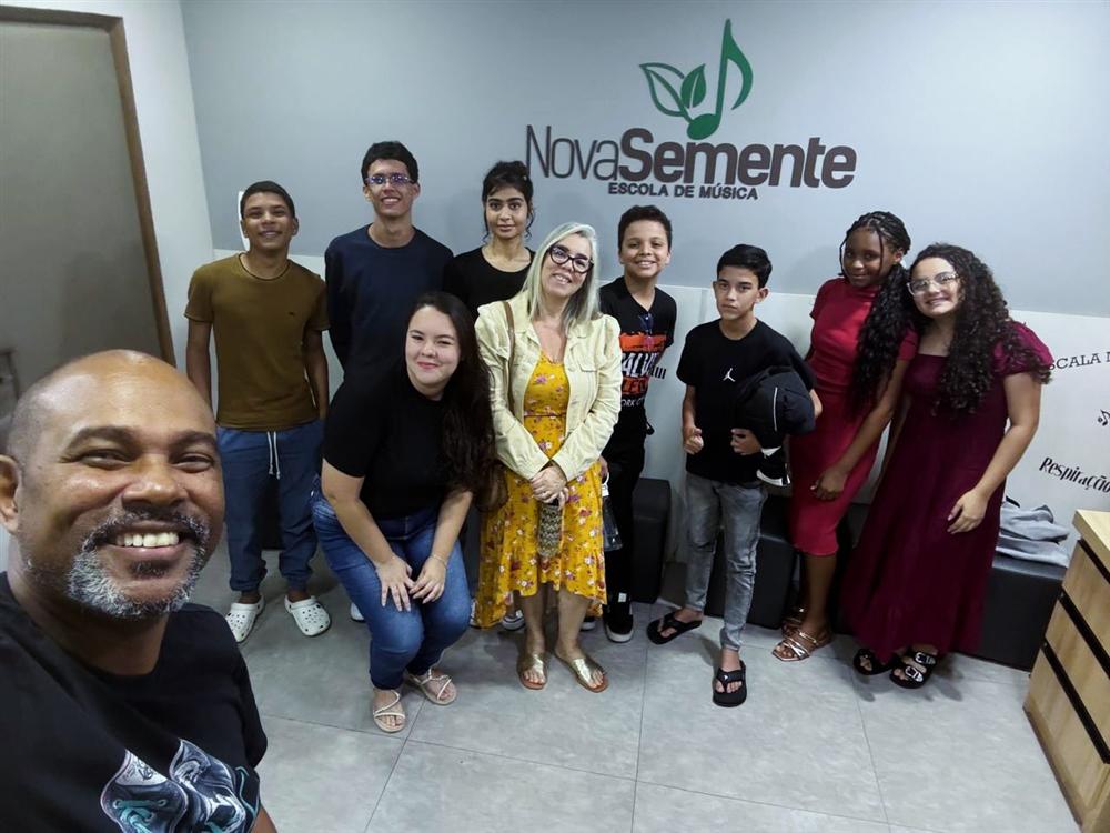 Equipe e alunos da Nova Semente