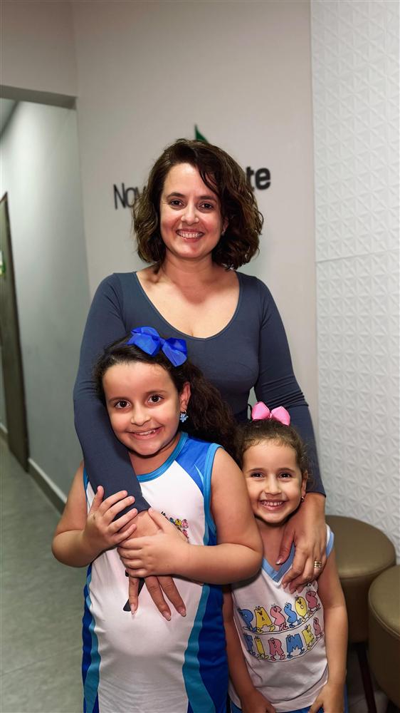 Mãe e filhas alunas da escola