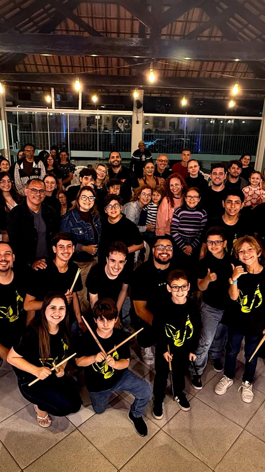 Alunos, professores e famílias da Nova Semente reunidos após uma apresentação